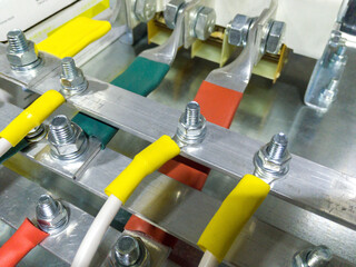 Connecting wires to a busbar with a bolt connection
