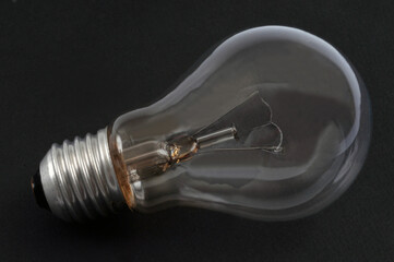 Ampoule à incandescence en gros plan sur fond noir