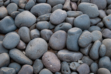 Fototapeta na wymiar runde schwarze Lavakiesel an einem Strand, Beach Pebbles, Lanzarote, kanarische Inseln