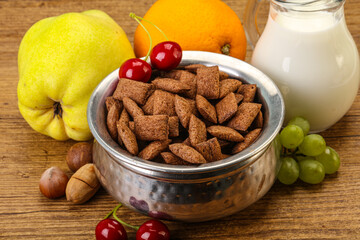 Breakfast with corn chokolate pads and milk