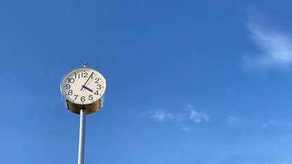 グラウンドの時計と青空