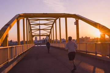 夕日を走るランナー