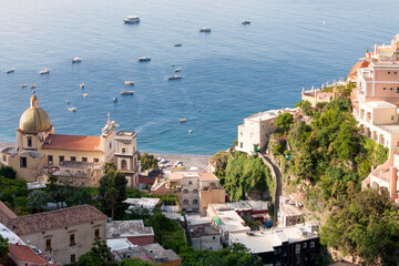 Atrani, Salerno. Costiera Amalfitana con barche da pesca in mare.