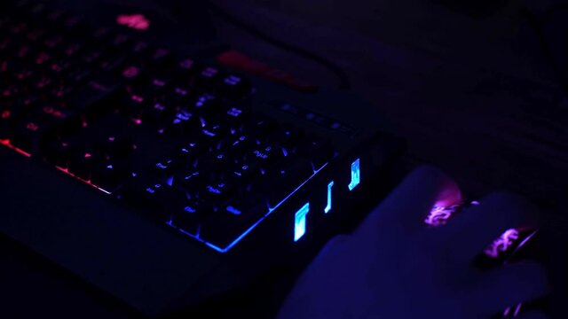 ゲーミングパソコンの七色に光るキーボード