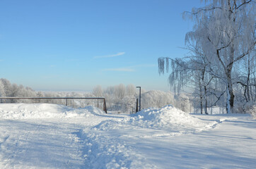 Fototapeta na wymiar Winterlandschaft im Raureif unter sehr viel Schnee im Park