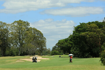 Obraz premium people walking on a golf course