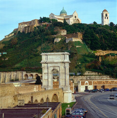 Ancona, Marche. Il Porto con l'Arco di Traiano e il duomo, cattedrale di San Ciriaco.