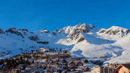 Auvergne - Rhône-Alpes - Savoie - Chalets de Saint-François-Longchamp et le Massif de La Lauzière