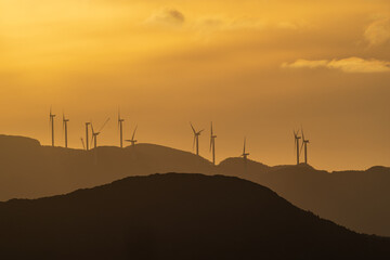 角島から撮影した豊北の風車群