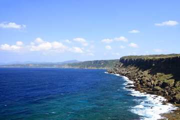 犬田布岬から望む紺碧の海と断崖絶壁の絶景
