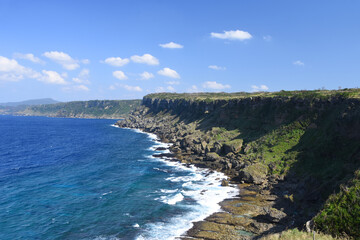Fototapeta na wymiar 犬田布岬から望む紺碧の海と断崖絶壁の絶景 