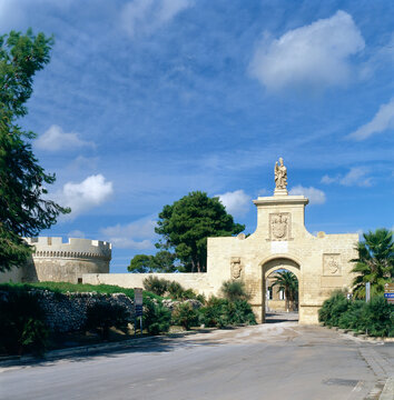 Acaya, Lecce. Porta d'accesso al borgo con torrione del Castello del barone Gian Giacomo dell' Acaya