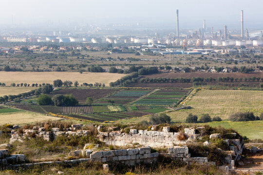 Augusta, Siracusa. Veduta della raffineria del Petrolchimico da Castello Eurialo.