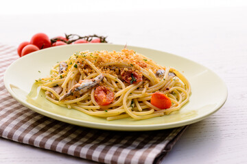 Spaghetti con sardine e pomodorini, cucina italiana, fuoco selettivo