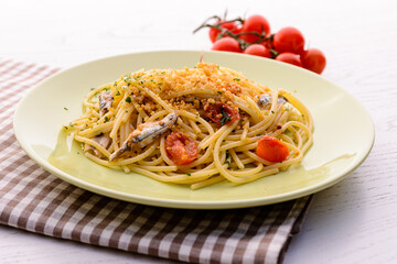 Spaghetti con sardine e pomodorini, cucina italiana, fuoco selettivo