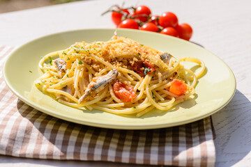 Spaghetti con sardine e pomodorini, cucina italiana, fuoco selettivo