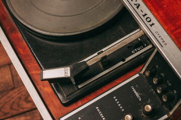 Obraz premium red gramophone record player vintage nostalgia wood background