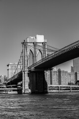 Fototapeta na wymiar Brooklyn bridge in late afternoon sun