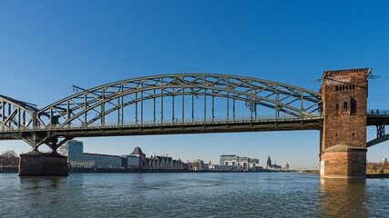 Obraz premium Köln – Südbrücke mit Kranhäusern und Dom im Hintergrund