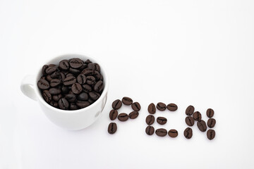 Le mot open écris avec une tasse et des grains de café