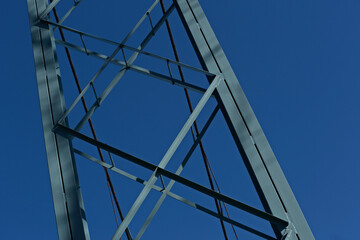 Tilted structure of a cable bridge