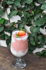 strawberry yogurt smoothie, berry smoothie