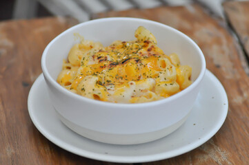 cheese macaroni, macaroni with cheese topping