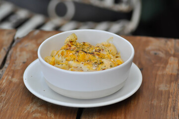 cheese macaroni, macaroni with cheese topping