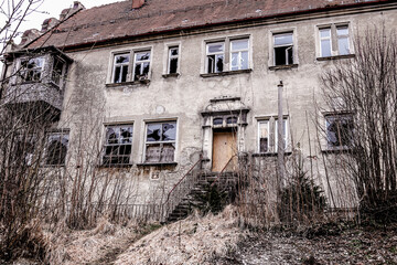 Frau vor altem Gebäude