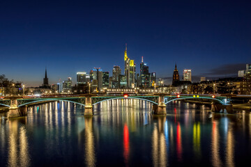 Obraz na płótnie Canvas The skyline of Frankfurt at night at a cold day in winter.