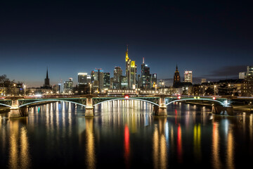 Fototapeta na wymiar The skyline of Frankfurt at night at a cold day in winter.