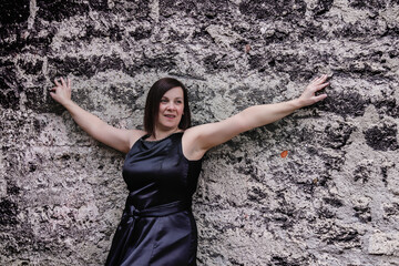 Frau vor altem Gebäude