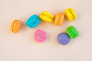 Obraz na płótnie Canvas Tasty macarons on color background