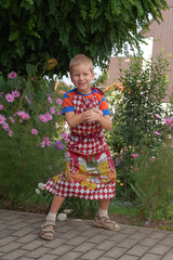 Grillparty - Kind im Garten mit Küchenschürze 