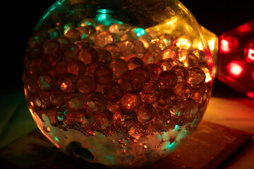 pecera , llena de bolas , con luces de colores 