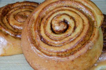 Köstliche Hefeteigschnecken mit einer aromatischen Zimtfüllung.