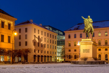 Fototapeta premium Wittelsbacher Platz in München bei Nacht, Bayern, Deutschland