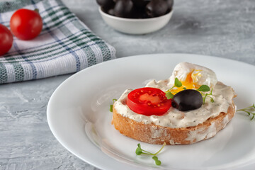 Bruschetta with tomato, olives and poached quail egg