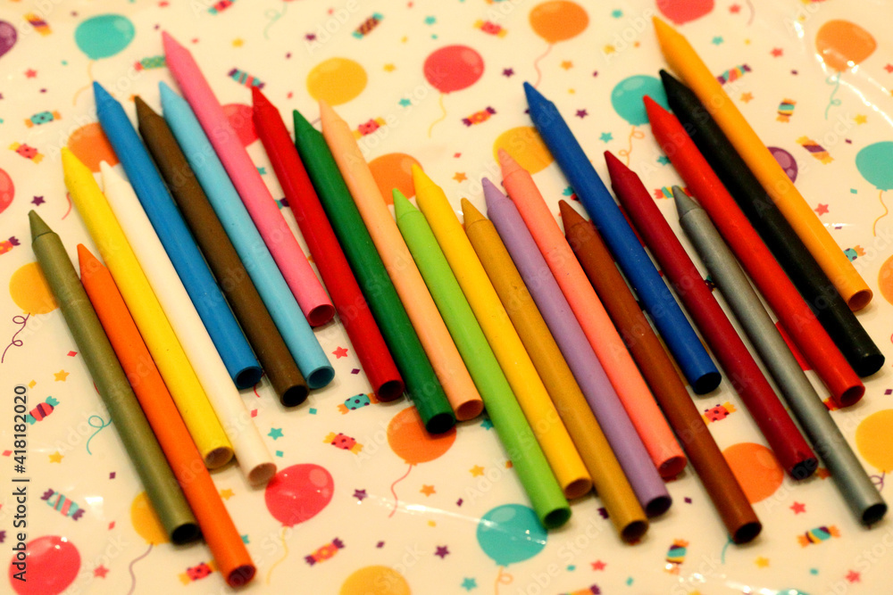 Poster Closeup shot of colorful crayons on a table