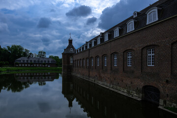Fototapeta na wymiar Schloss am Wasser bei Abenddämmerung.