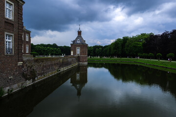 Schloss am Wasser bei Abenddämmerung.