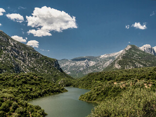 Veduta del fiume Cedrino nel territorio di Oliena, Sardegna.