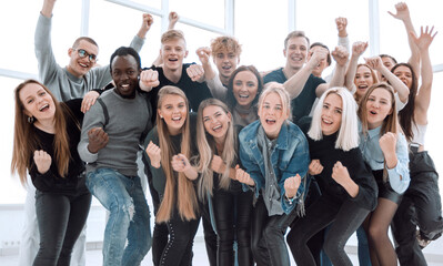 Obraz premium in full growth. lots of happy young people standing together