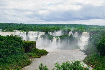 iguazú falls and river