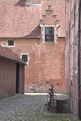 Deurstickers ruelle flamande et vélo au grand béguinage de Louvain (Groot Begijnhof van Leuven en néerlandais) © jef 77