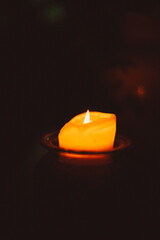 gelbe Kerze mit Kerzenschein