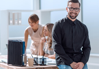 Obraz premium smiling young business man standing in office