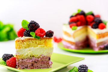 Sponge cake with vanilla cream and fresh berries.
