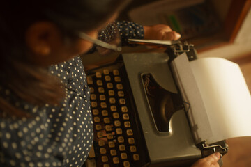 mujer con maquina de escribir antigua