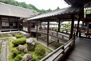 西教寺　回廊と中庭　滋賀県大津市坂本